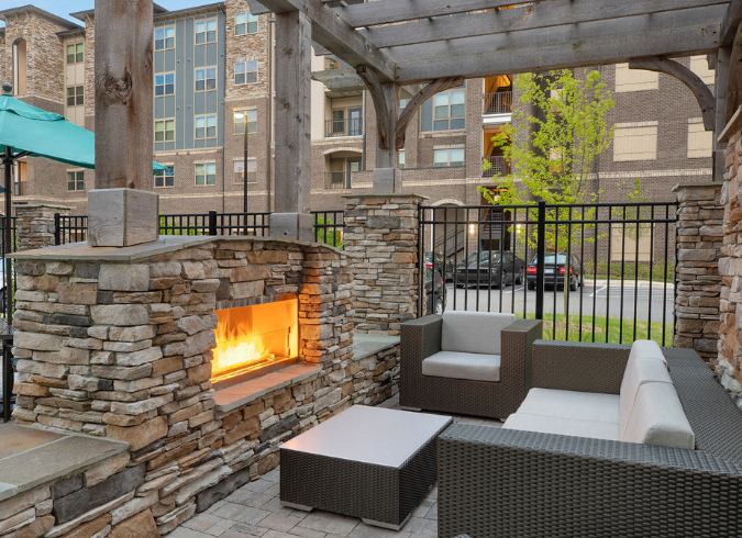 Brizo Apartments - Fireplace and outdoor seating